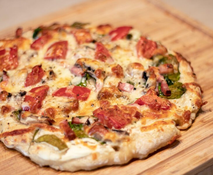 Pizza aux épinards et au bacon
