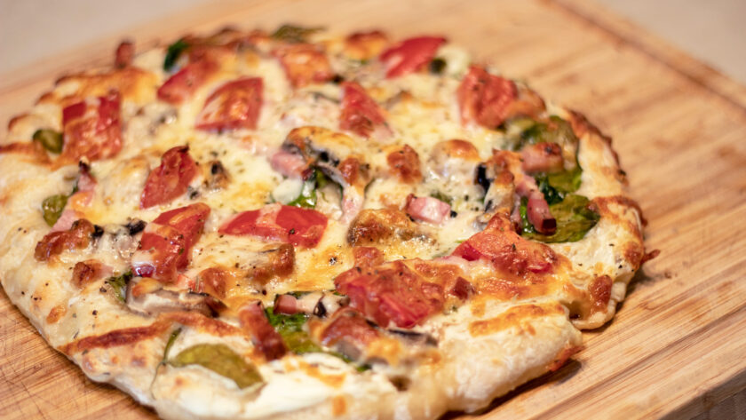 Pizza aux épinards et au bacon