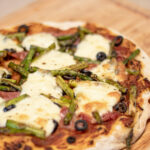 Pizza au proscuito et asperges