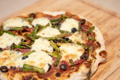 Pizza au proscuito et asperges