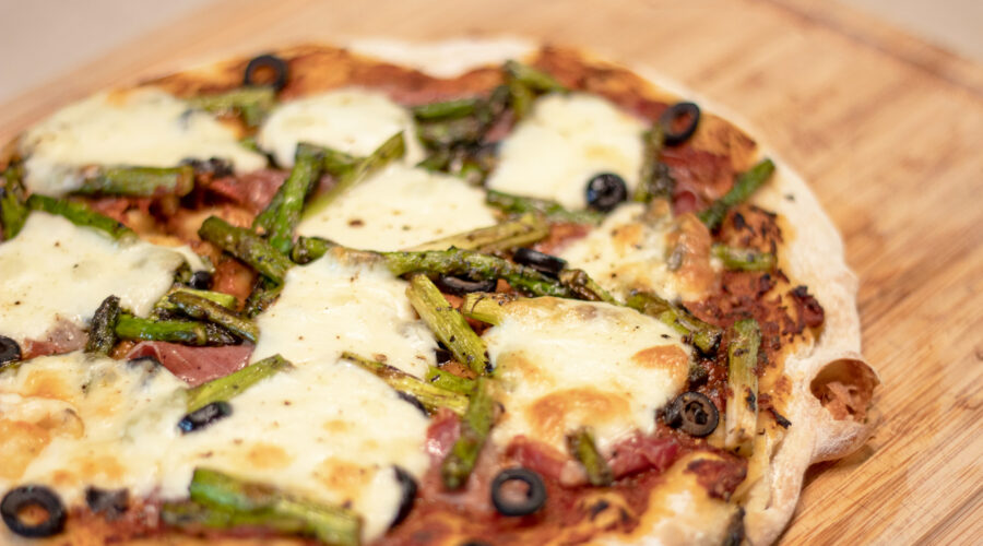 Pizza au proscuito et asperges