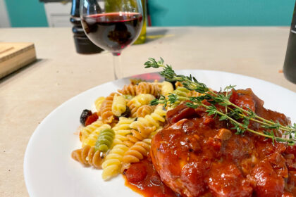 Poulet sauce au vin et tomates
